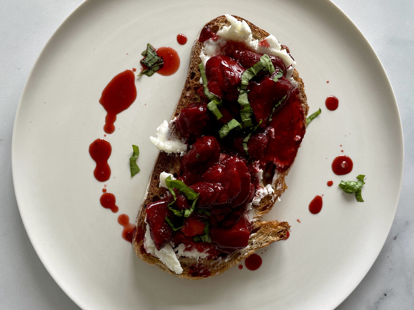 Ovnsbakte jordbær med honning og balsamico
