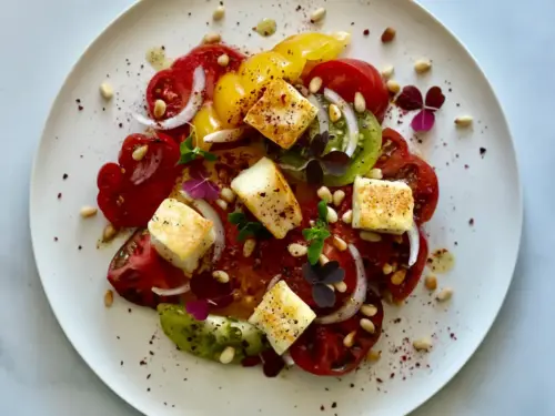Tomatsalat med halloumi-krutonger