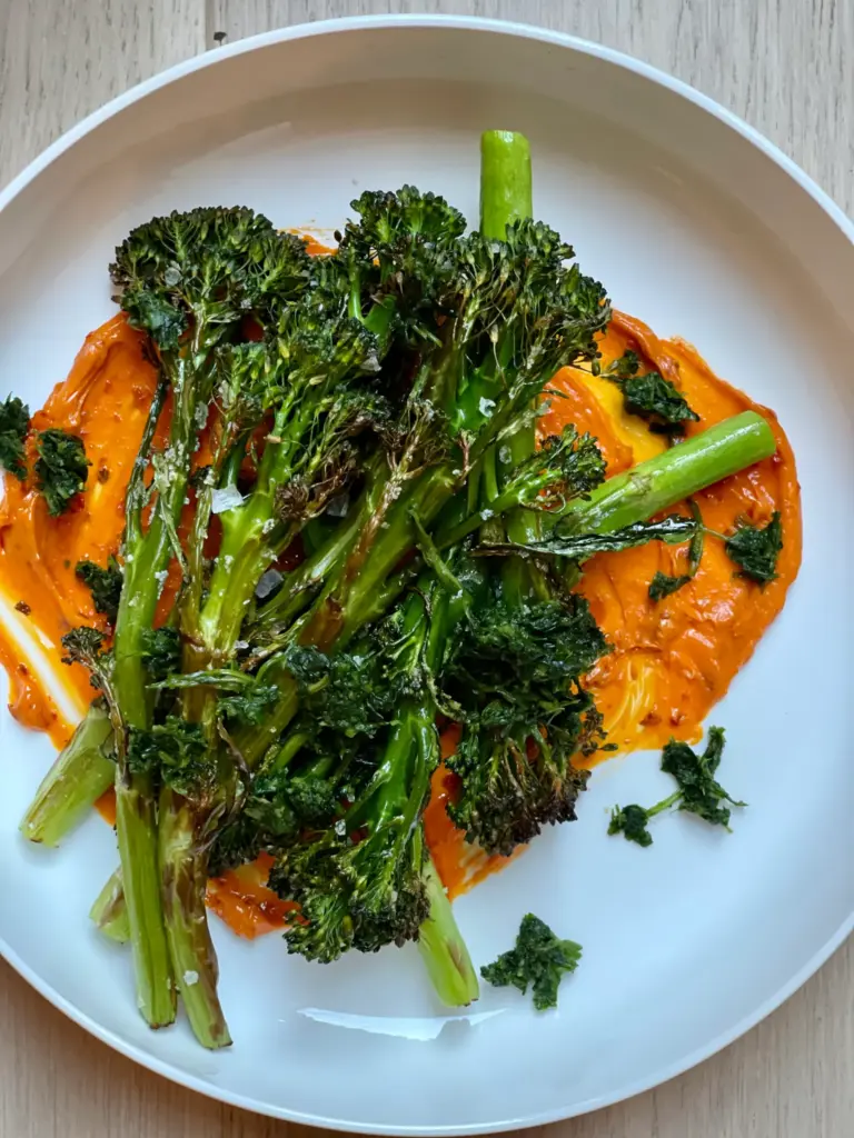 Crispy brokkolini med harissa-smør
