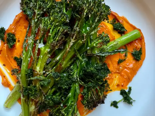 Crispy brokkolini med harissa-smør