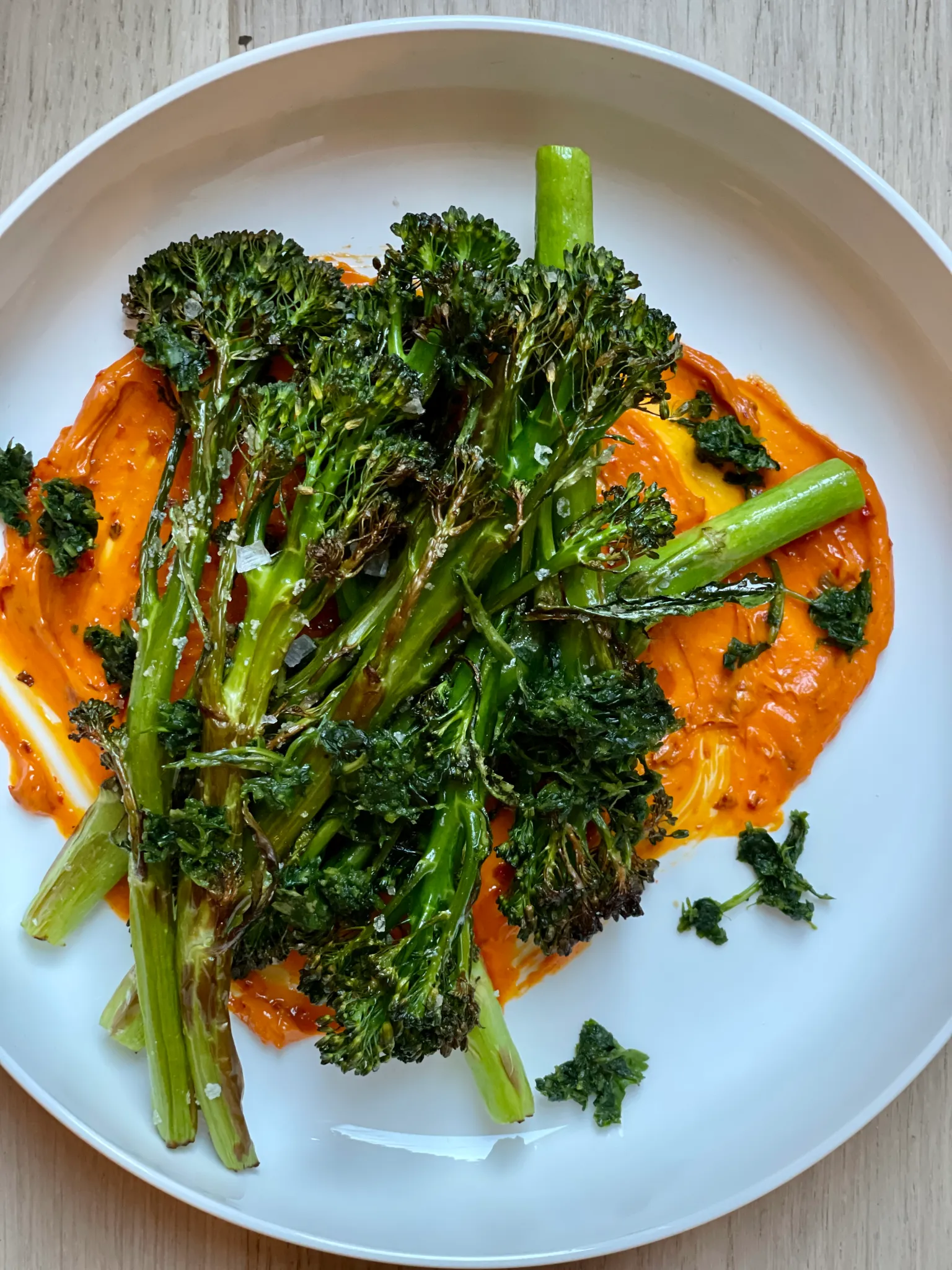 Crispy brokkolini med harissa-smør