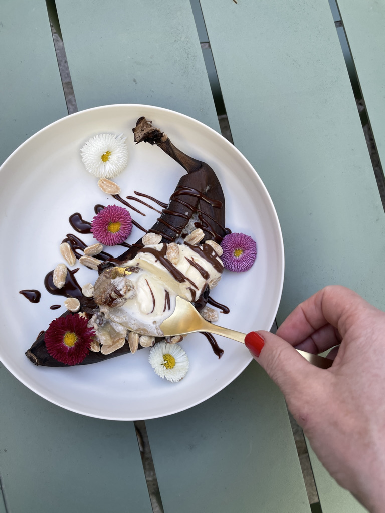 Karamellisert banan med sjokolade- og peanøttsaus