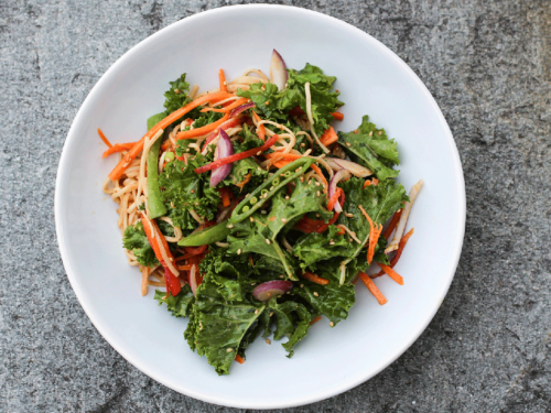 Grønnkålsalat med asiatisk dressing