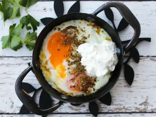Bakte egg med labneh og zaatar