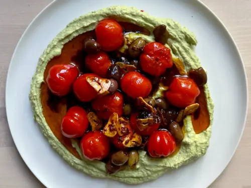 Grønn fetadip med stekte tomater og oliven