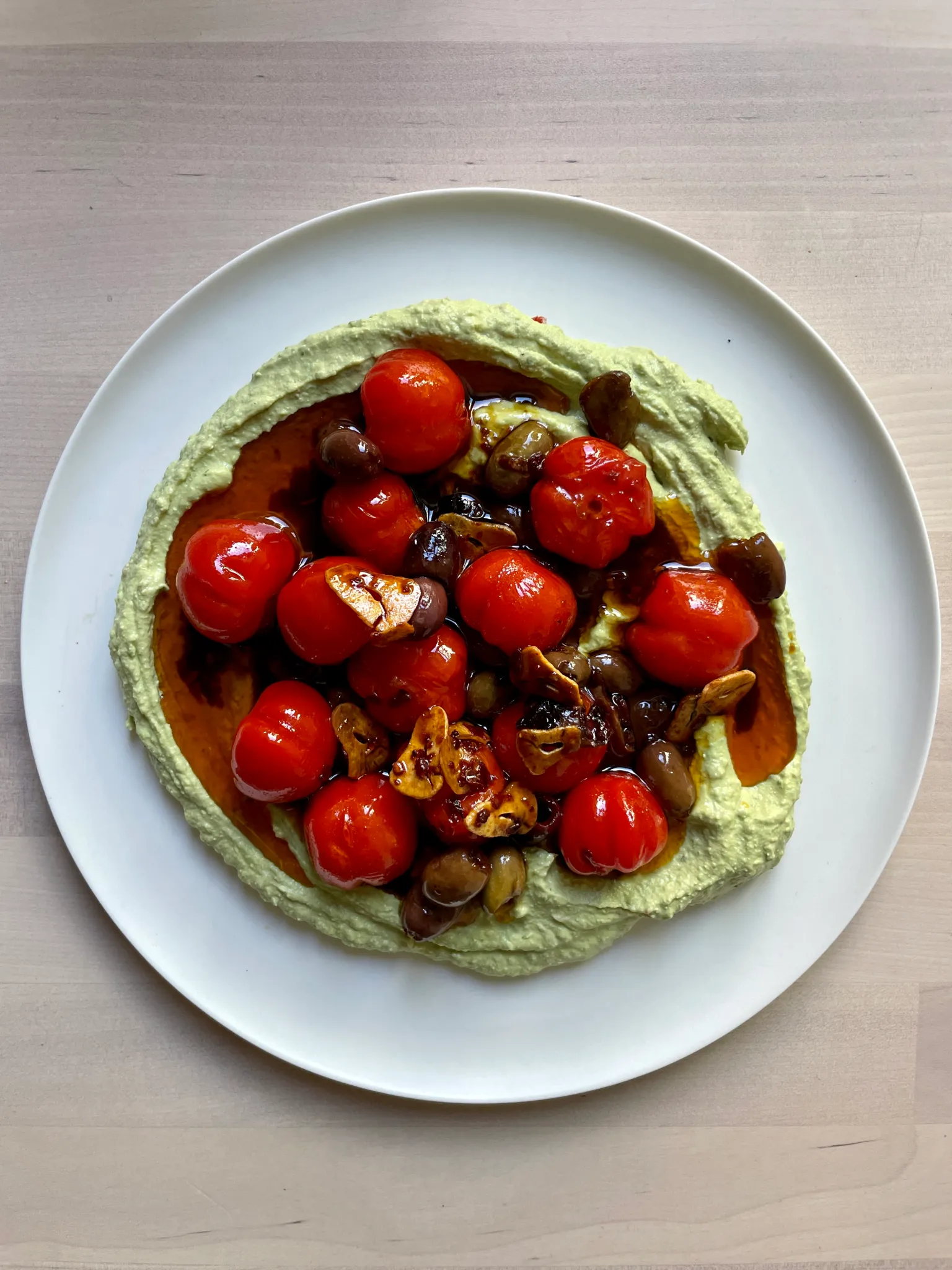 Grønn fetadip med stekte tomater og oliven