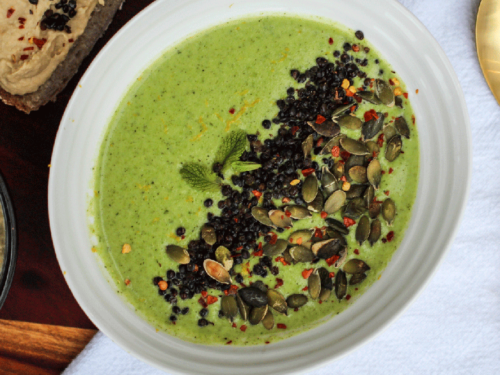 Brokkoli- og ertesuppe med mynte og kokosmelk