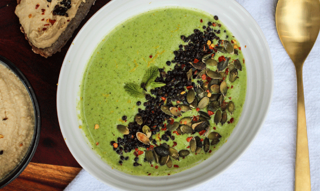Brokkoli- og ertesuppe med mynte og kokosmelk