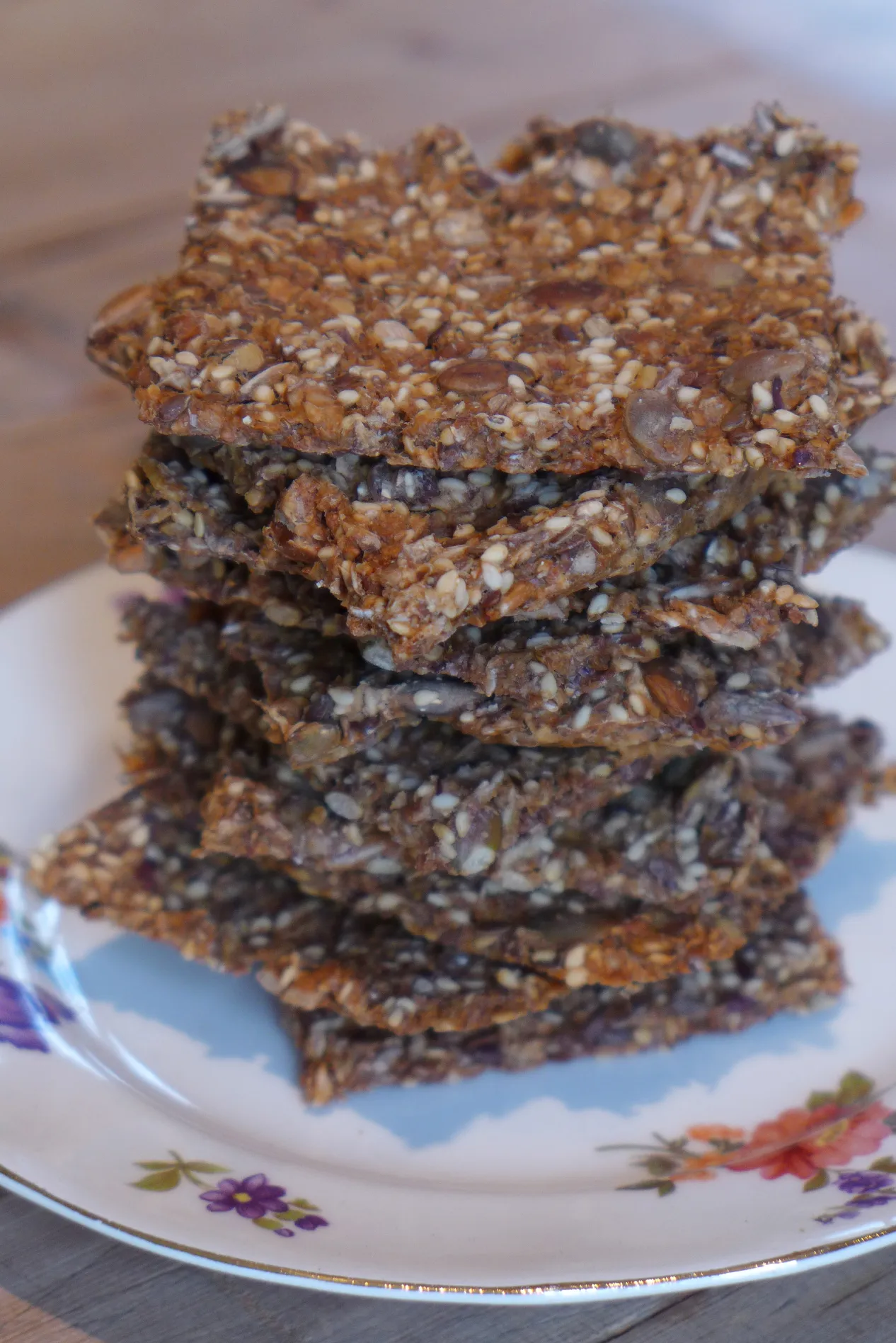 Hjemmelaget knekkebrød med frø
