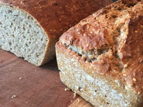 Surdeigsbrød med frø