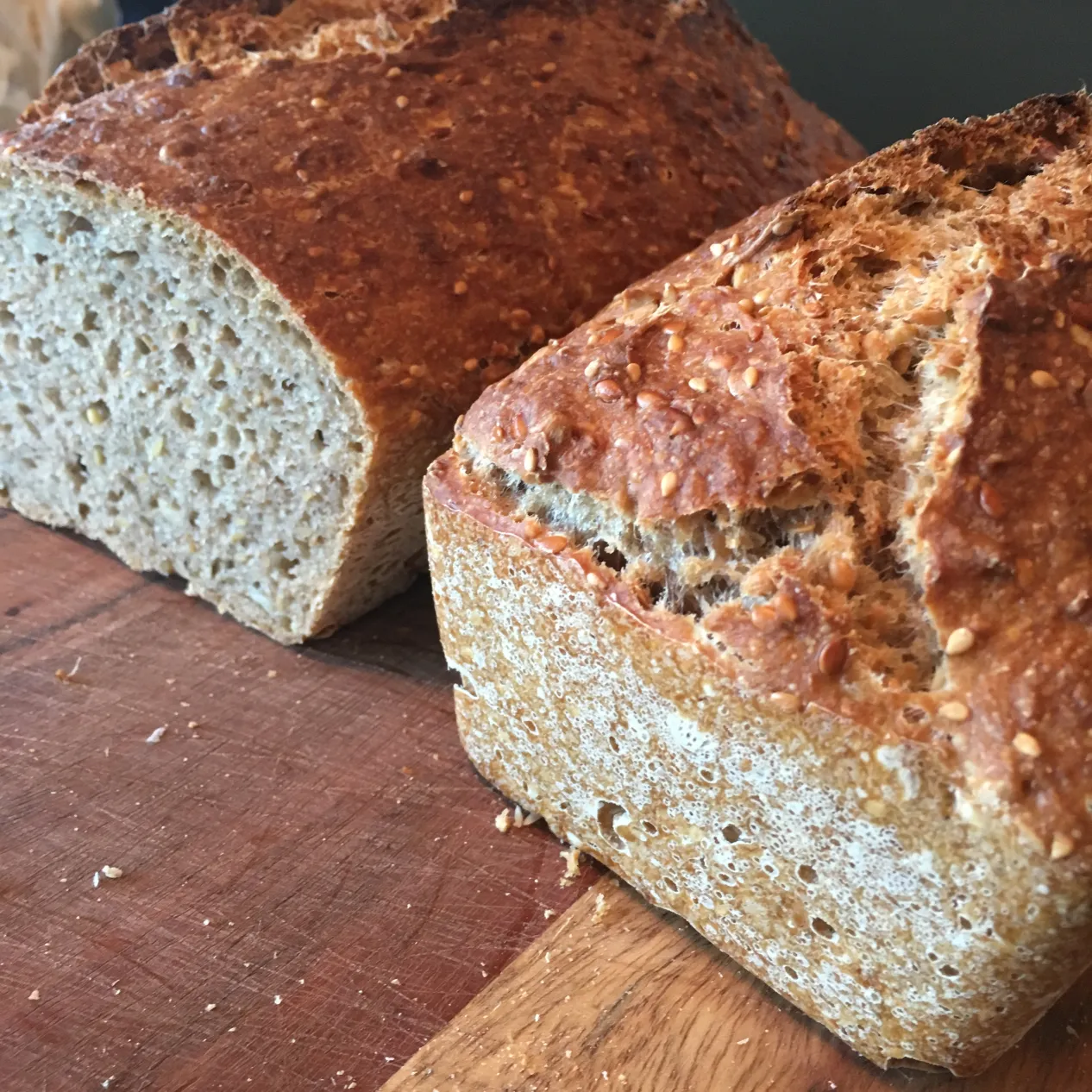 Surdeigsbrød med frø