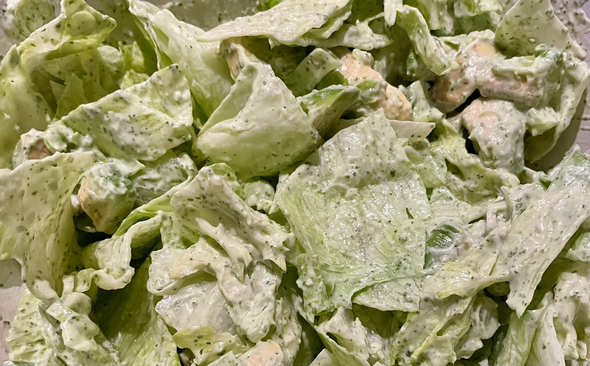 Frisk salat med koriander- og yoghurtdressing