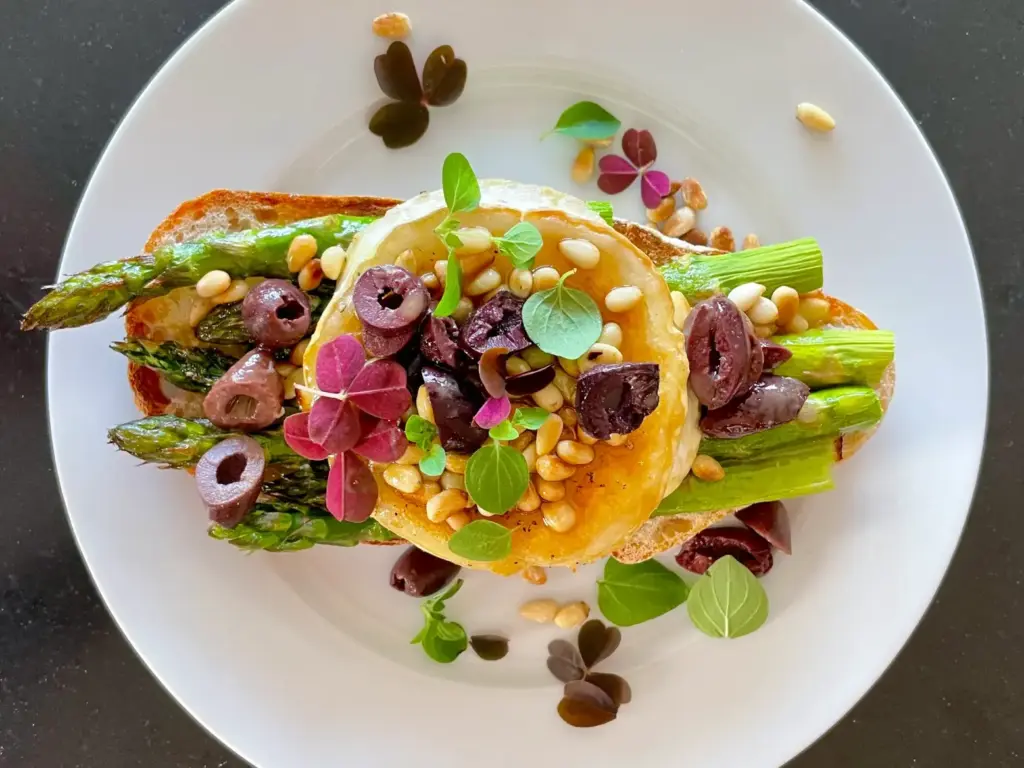 Grillet asparges og chevre med hvit balsamico- og honningdressing