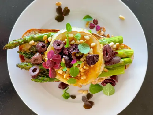 Grillet asparges og chevre med hvit balsamico- og honningdressing