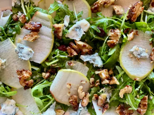 Ruccolasalat med pære, Gorgonzola og valnøttcrunch