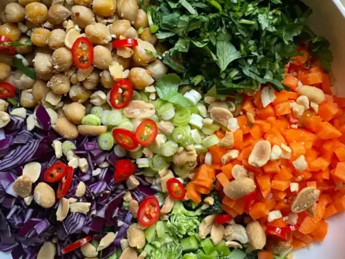 Chopped salad med thai-inspirert peanøttdressing