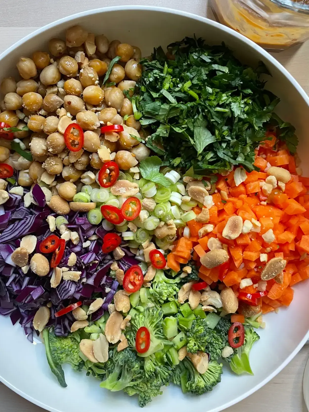 Chopped salad med thai-inspirert peanøttdressing