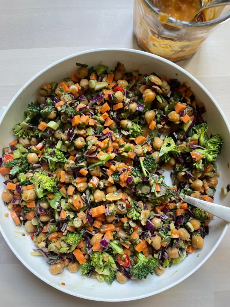 Chopped salad med thai-inspirert peanøttdressing