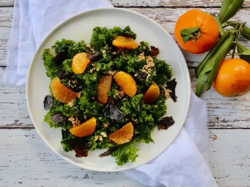 Grønnkålsalat med sesamdressing og klementiner
