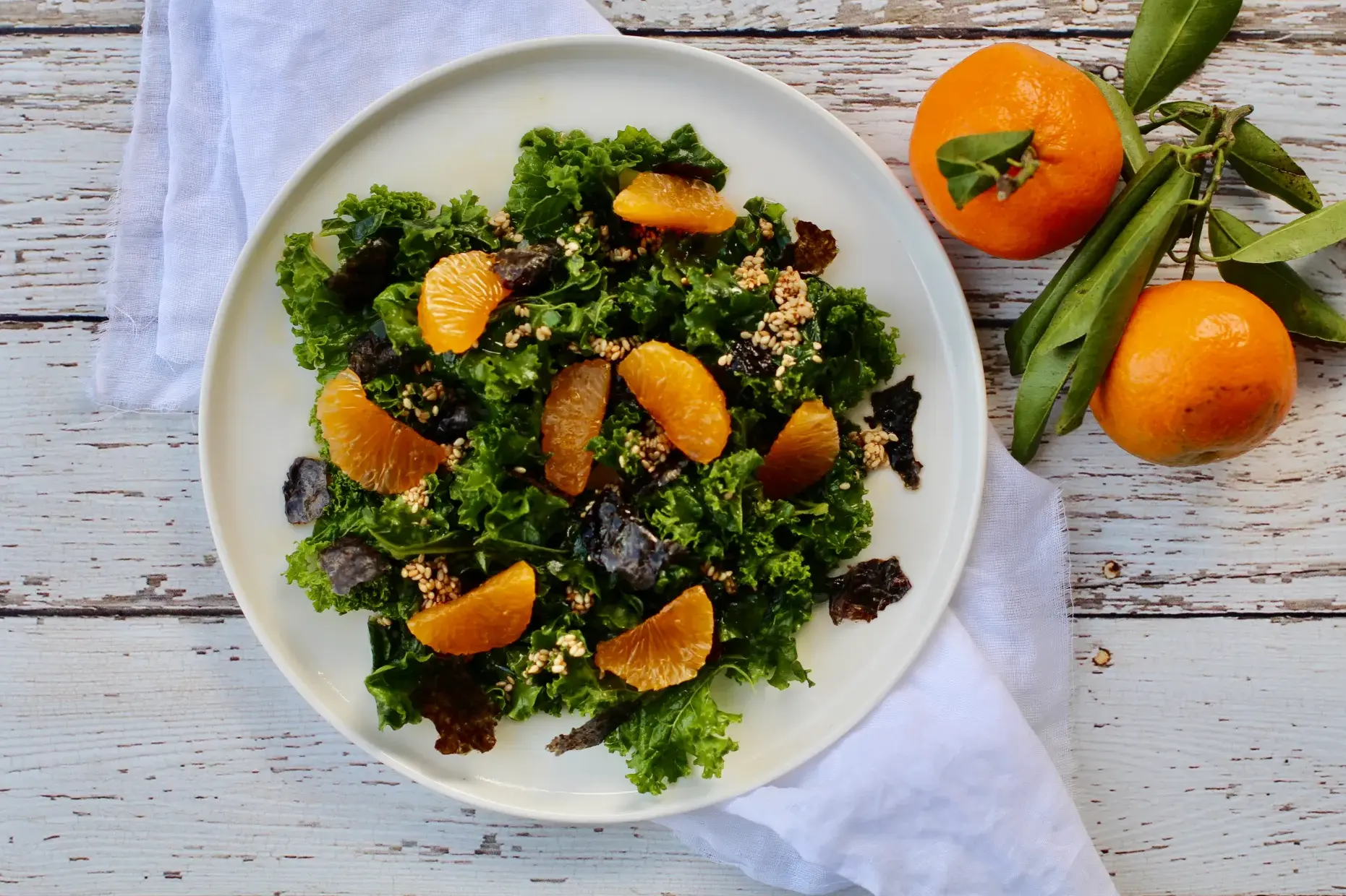 Grønnkålsalat med sesamdressing og klementiner