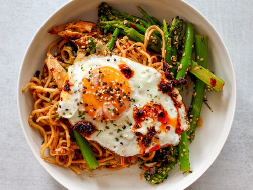 Nudler med hvit miso- og chilisaus