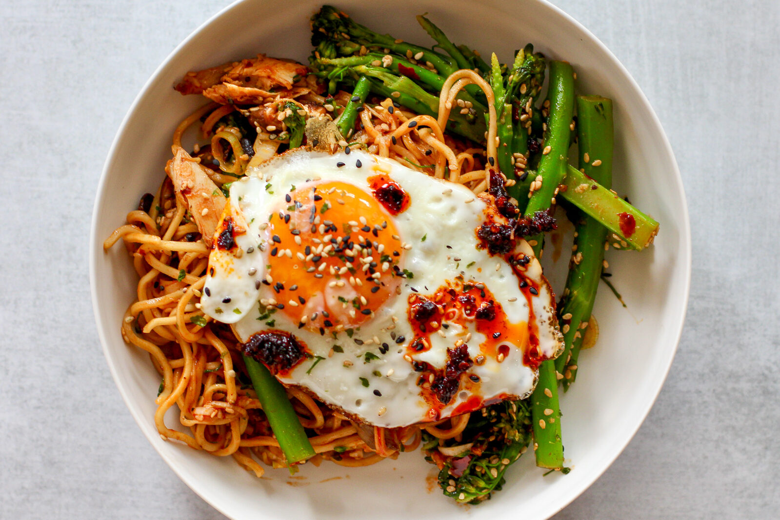 Nudler med hvit miso- og chilisaus