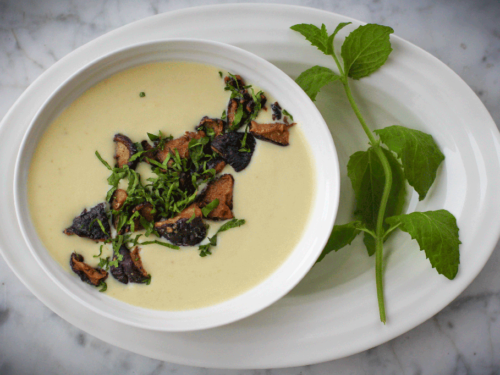 Jordskokksuppe med ovnsbakt hvitløk og sopp
