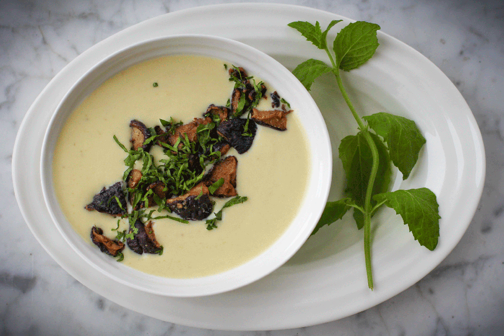 Jordskokksuppe med ovnsbakt hvitløk og sopp