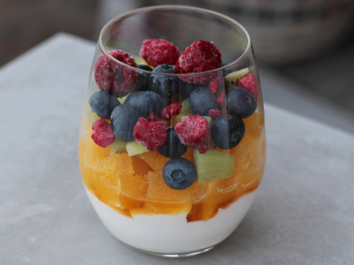 Hjemmelaget kokosyoghurt, frukt og bær, i glass