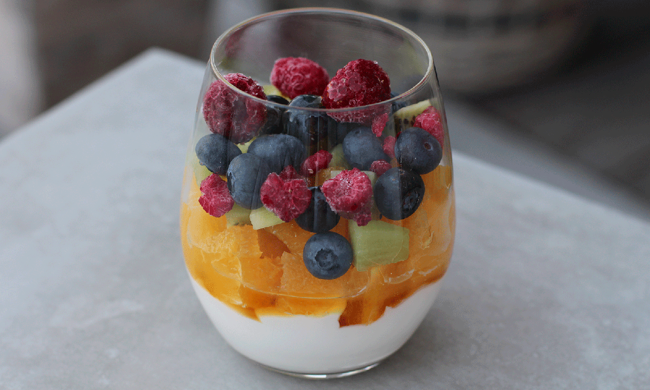 Hjemmelaget kokosyoghurt, frukt og bær, i glass