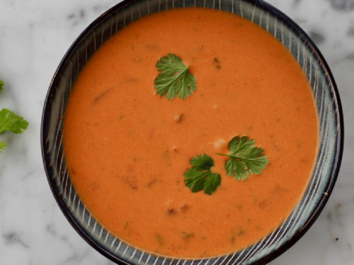 kremet tomatsuppe med fløte, sitron og koriander