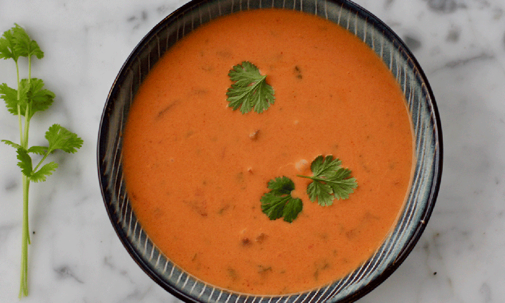 kremet tomatsuppe med fløte, sitron og koriander