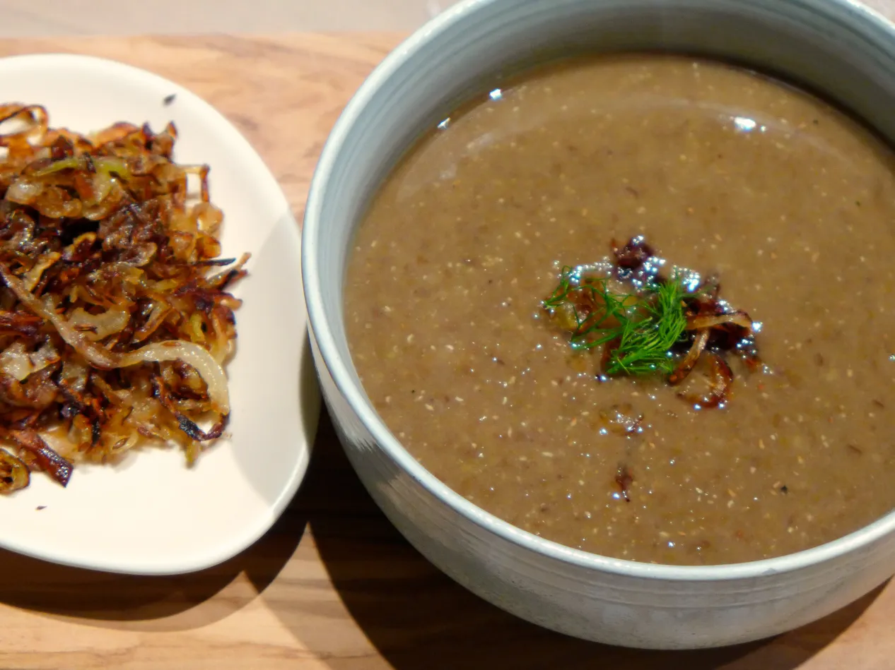 linsesuppe med stekt løk