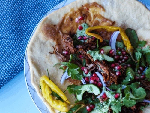Lam med spicy tahinisaus og pannestekte brød