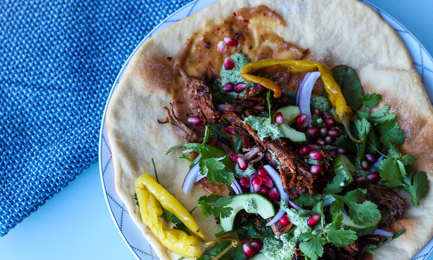 Lam med spicy tahinisaus og pannestekte brød
