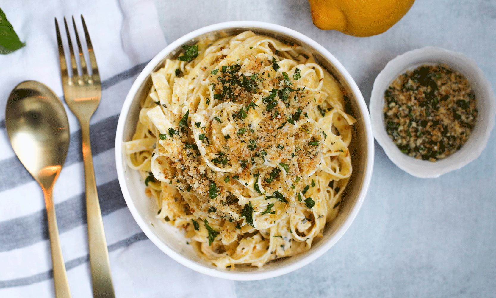 sitronpasta med crunchy topping