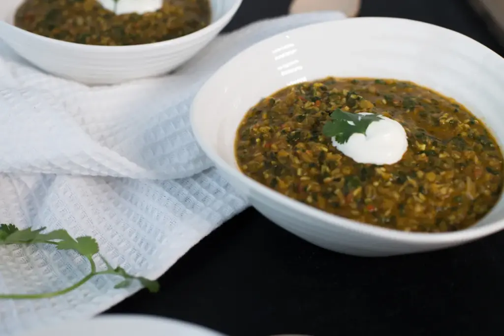Linsesuppe med krydder, yoghurt i hvite skåler