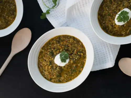 Linsesuppe med krydder, yoghurt i hvite skåler