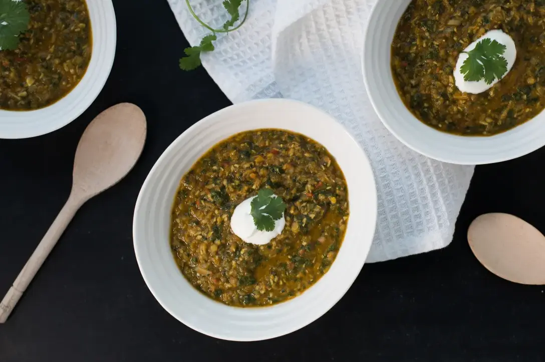 Linsesuppe med krydder, yoghurt i hvite skåler