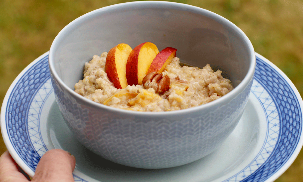 Havregrøt med quinoa og nektariner i skål