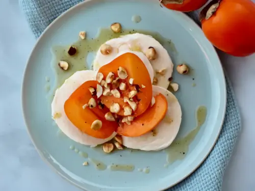 Persimon med mozarella og hasselnøtter