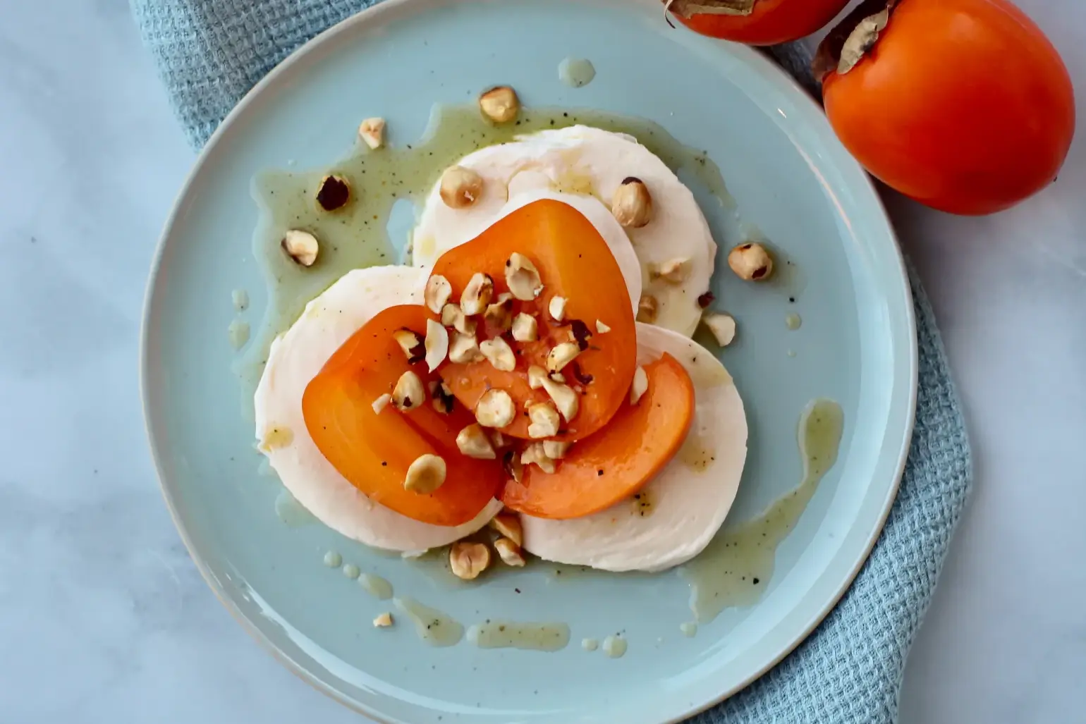 Persimon med mozarella og hasselnøtter