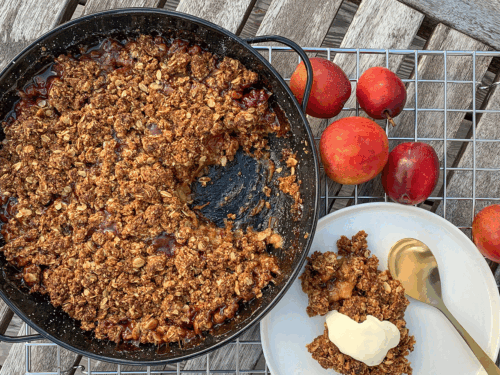 Plommecrumble med et hint av roser
