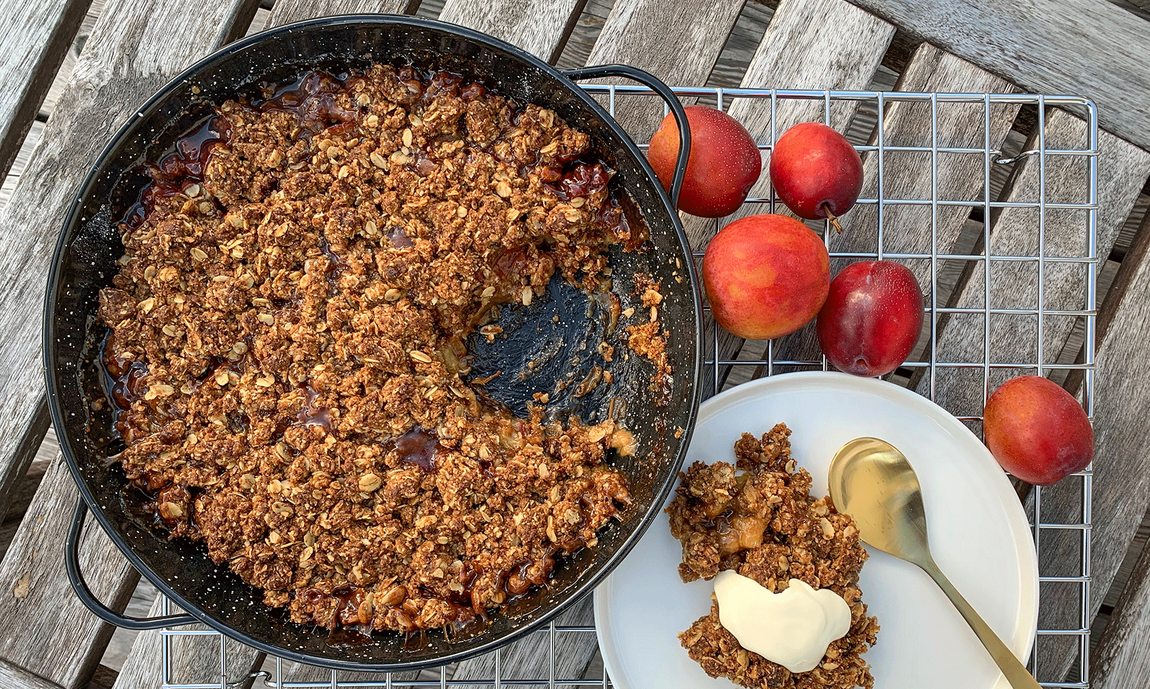 Plommecrumble med et hint av roser