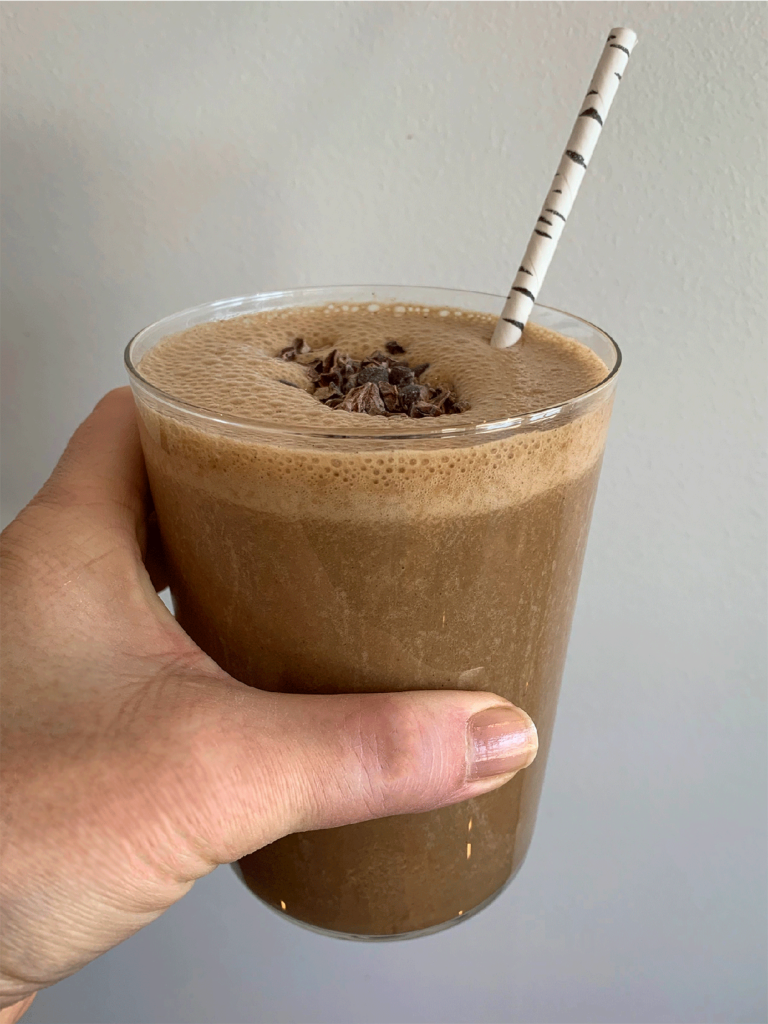 Proteinshake med kaffe i glass med sugererør