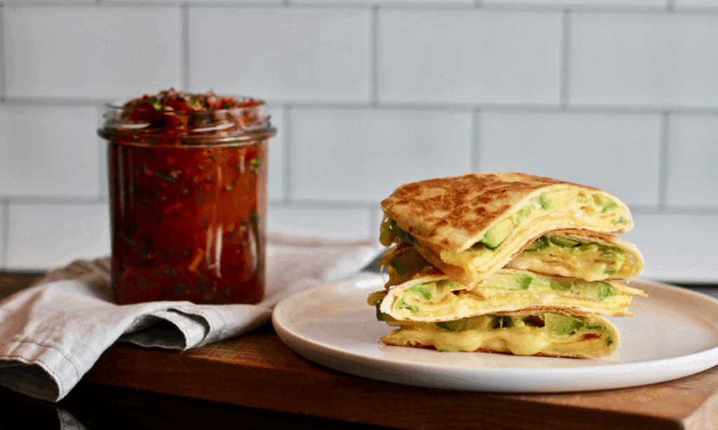 Quesedillas på fat med pico de gallo