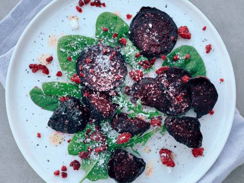 Rødbeter med brunet smør, chevre og bringebær