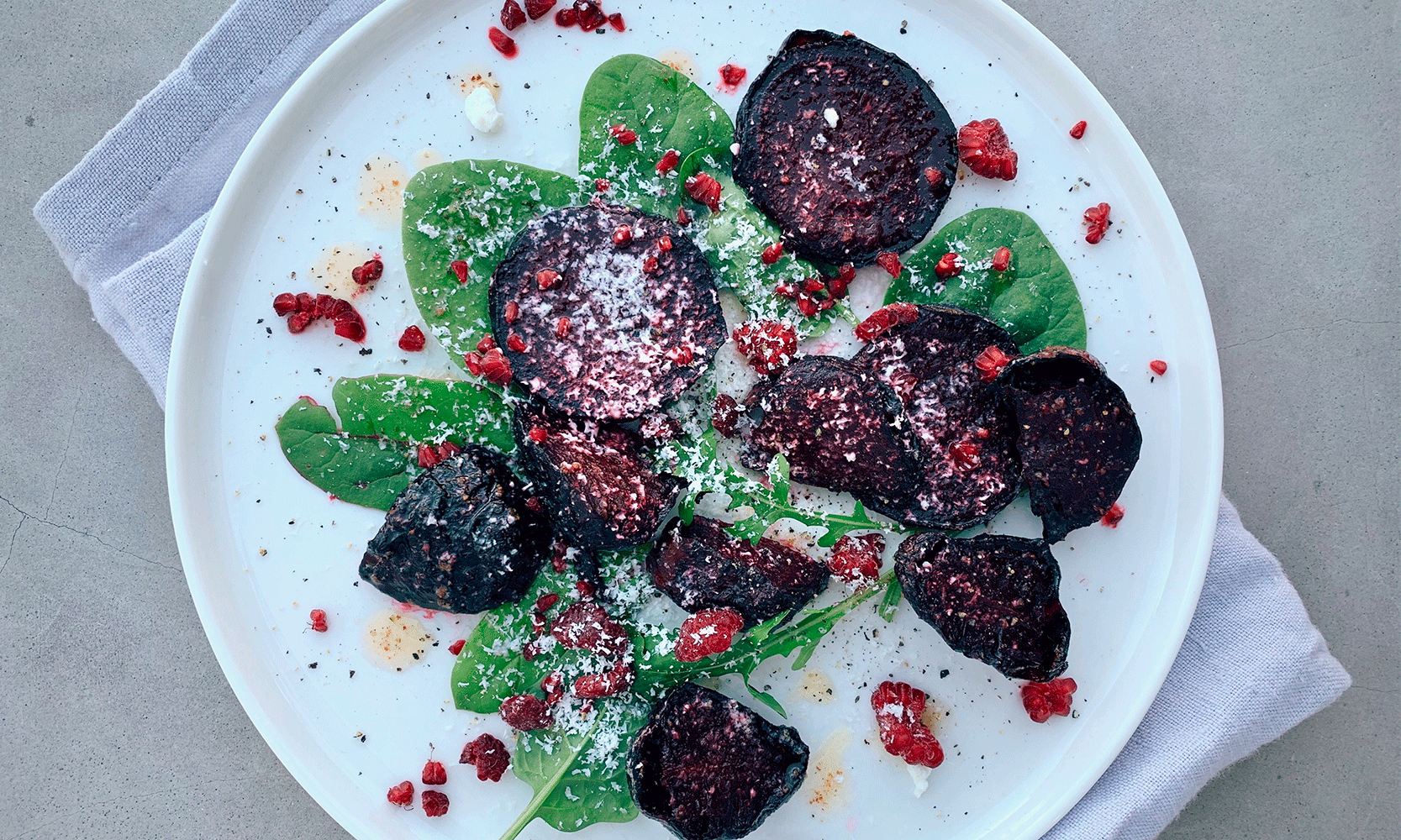 Rødbeter med brunet smør, chevre og bringebær