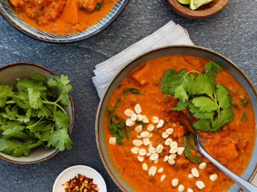 Søtpotetcurry med linser og peanøttsmør