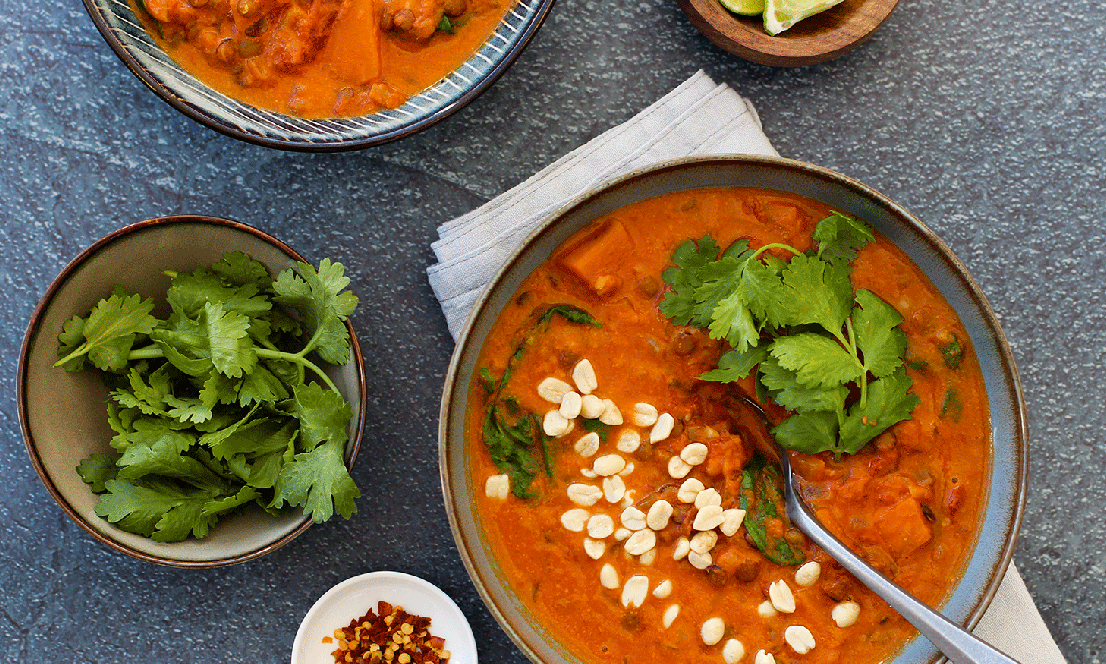 Søtpotetcurry med linser og peanøttsmør